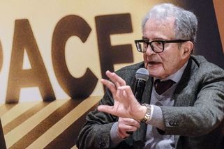Bývalý šéf Evropské komise Prodi neudržel nervy, při interview zatahal reportérku za vlasy - Novinky